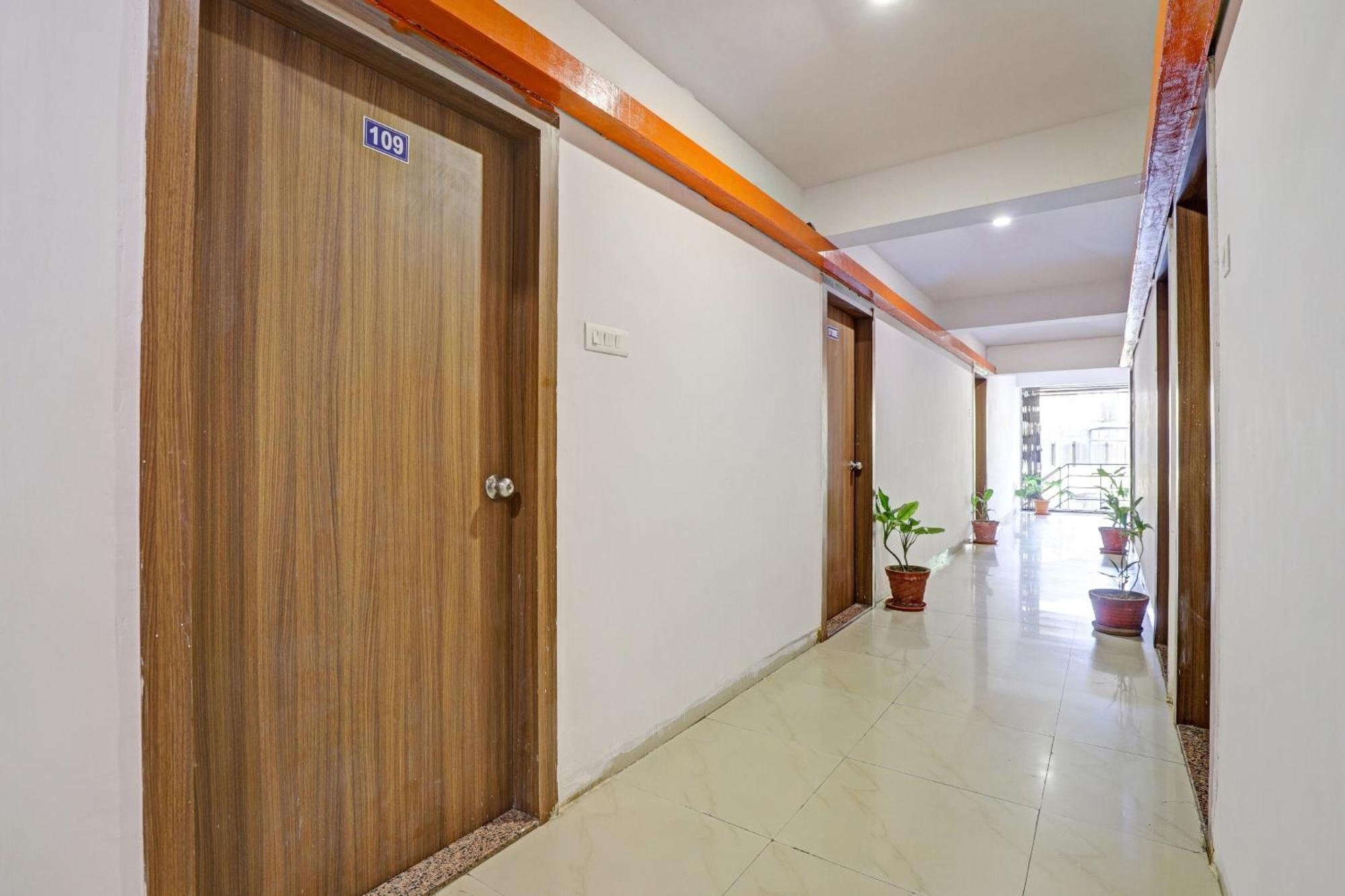 Oyo Flagship Hotel Residency Szilvassza Kültér fotó