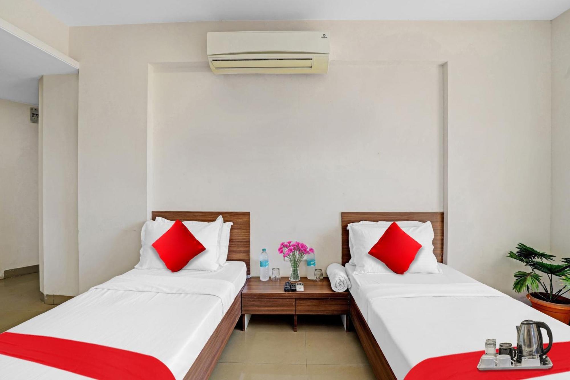 Oyo Flagship Hotel Residency Szilvassza Kültér fotó